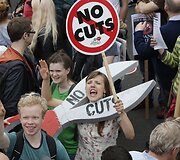 Britai protestuoja prie&scaron; konservatorių planuojamas taupymo priemones