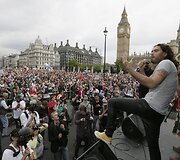 Britai protestuoja prie&scaron; konservatorių planuojamas taupymo priemones