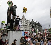 Britai protestuoja prie&scaron; konservatorių planuojamas taupymo priemones