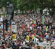 Britai protestuoja prie&scaron; konservatorių planuojamas taupymo priemones