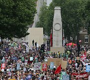 Britai protestuoja prie&scaron; konservatorių planuojamas taupymo priemones