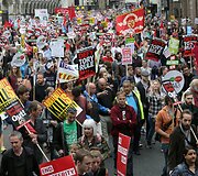 Britai protestuoja prie&scaron; konservatorių planuojamas taupymo priemones