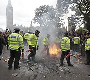 Britai protestuoja prie&scaron; konservatorių planuojamas taupymo priemones