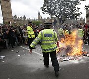 Britai protestuoja prie&scaron; konservatorių planuojamas taupymo priemones