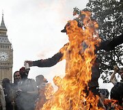 Britai protestuoja prie&scaron; konservatorių planuojamas taupymo priemones