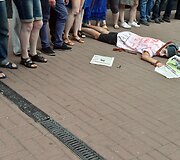 Ukrainos aktyvistai, persirengę rusi&scaron;ką propagandą ryjančiais zombiais