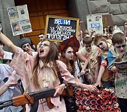 Ukrainos aktyvistai, persirengę rusi&scaron;ką propagandą ryjančiais zombiais