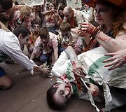 Ukrainos aktyvistai, persirengę rusi&scaron;ką propagandą ryjančiais zombiais