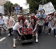 Ukrainos aktyvistai, persirengę rusi&scaron;ką propagandą ryjančiais zombiais