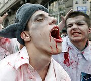 Ukrainos aktyvistai, persirengę rusi&scaron;ką propagandą ryjančiais zombiais