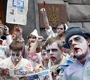 Ukrainos aktyvistai, persirengę rusi&scaron;ką propagandą ryjančiais zombiais