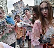 Ukrainos aktyvistai, persirengę rusi&scaron;ką propagandą ryjančiais zombiais