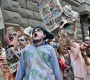 Ukrainos aktyvistai, persirengę rusi&scaron;ką propagandą ryjančiais zombiais