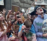 Ukrainos aktyvistai, persirengę rusi&scaron;ką propagandą ryjančiais zombiais