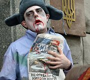 Ukrainos aktyvistai, persirengę rusi&scaron;ką propagandą ryjančiais zombiais