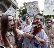 Ukrainos aktyvistai, persirengę rusi&scaron;ką propagandą ryjančiais zombiais