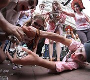 Ukrainos aktyvistai, persirengę rusi&scaron;ką propagandą ryjančiais zombiais