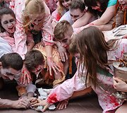 Ukrainos aktyvistai, persirengę rusi&scaron;ką propagandą ryjančiais zombiais