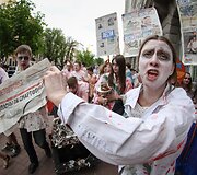 Ukrainos aktyvistai, persirengę rusi&scaron;ką propagandą ryjančiais zombiais