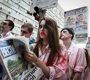 Ukrainos aktyvistai, persirengę rusi&scaron;ką propagandą ryjančiais zombiais