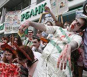 Ukrainos aktyvistai, persirengę rusi&scaron;ką propagandą ryjančiais zombiais