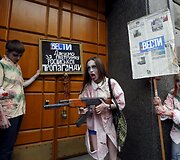 Ukrainos aktyvistai, persirengę rusi&scaron;ką propagandą ryjančiais zombiais
