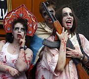 Ukrainos aktyvistai, persirengę rusi&scaron;ką propagandą ryjančiais zombiais