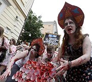 Ukrainos aktyvistai, persirengę rusi&scaron;ką propagandą ryjančiais zombiais