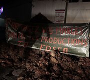 Ūkininkai mė&scaron;lu užvertė prekybos centrą reikalaudami jiems palankesnių produktų supirkimo kainų