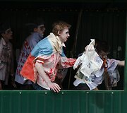 Ukrainos aktyvistai, persirengę rusi&scaron;ką propagandą ryjančiais zombiais