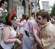 Ukrainos aktyvistai, persirengę rusi&scaron;ką propagandą ryjančiais zombiais
