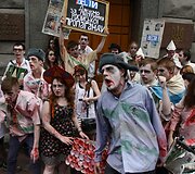 Ukrainos aktyvistai, persirengę rusi&scaron;ką propagandą ryjančiais zombiais