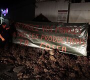 Ūkininkai mė&scaron;lu užvertė prekybos centrą reikalaudami jiems palankesnių produktų supirkimo kainų