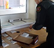 Batų dėžėje slėpta cigarečių kontrabanda