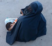 Elgetaujanti moteris su vaiku Ka&scaron;myre