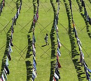 Menininkės i&scaron; Kosovo kūrinys &ndash; tūkstančiai padžiautų suknelių