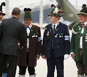 Baracką Obamą Vokietijoje pasitinka vyrai pasipuo&scaron;ę bavari&scaron;kais liaudi&scaron;kais rūbais