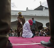 Už moralei prie&scaron;taraujančius veiksmus plakama moteris Indonezijoje