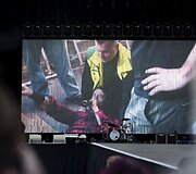Koją susilaužęs Dave Grohl tęsia pasirodymą &Scaron;vedijoje