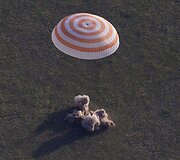 Tarptautinės kosminės stoties komandą į žemę pargabenusi kapsulė nusileido Kazachstane