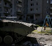 Ukrainietis berniukas ant sūpynių Donecko regione