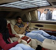 Londono mokyklos i&scaron;leistuvėse abiturientai i&scaron;sinuomoja prabangius automobilius