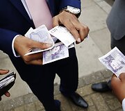 Londono mokyklos i&scaron;leistuvėse abiturientai i&scaron;sinuomoja prabangius automobilius