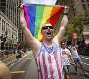 San Fransiske surengtas paradas Auk&scaron;čiausiajam teismui įteisinus tos pačios lyties santuokas