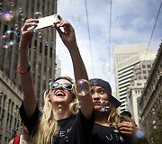 San Fransiske surengtas paradas Auk&scaron;čiausiajam teismui įteisinus tos pačios lyties santuokas