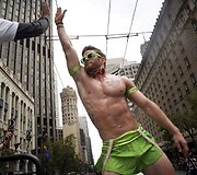 San Fransiske surengtas paradas Auk&scaron;čiausiajam teismui įteisinus tos pačios lyties santuokas