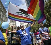 San Fransiske surengtas paradas Auk&scaron;čiausiajam teismui įteisinus tos pačios lyties santuokas