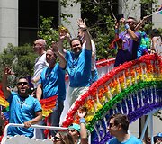 San Fransiske surengtas paradas Auk&scaron;čiausiajam teismui įteisinus tos pačios lyties santuokas