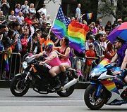 San Fransiske surengtas paradas Auk&scaron;čiausiajam teismui įteisinus tos pačios lyties santuokas