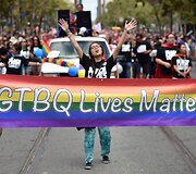 San Fransiske surengtas paradas Auk&scaron;čiausiajam teismui įteisinus tos pačios lyties santuokas